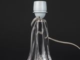 une lampe en verre transparent munie d'un cordon