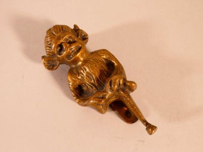 Heurtoir de porte zoomorphe en bronze figurant un singe grim…