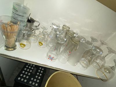 Le contenu du haut et derrière de bar : verres, pailles, dés…