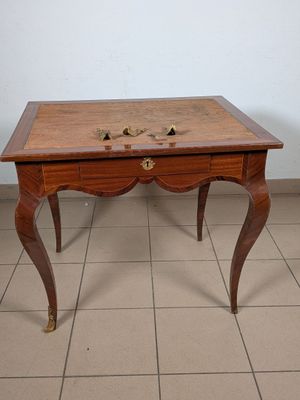 Petite table bureau en bois et bois de placage ouvrant à un …