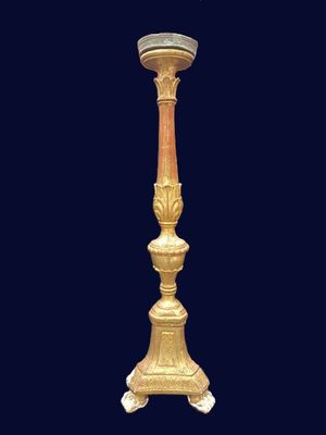 Candélabre en bois doré à décor sculpté de perles, feuillage…