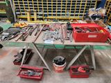 beaucoup d'outils posés sur une table dans un garage