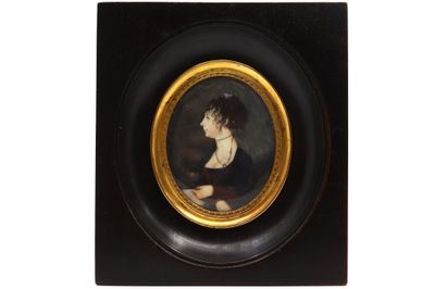 un portrait, dans un cadre noir et doré, représentant une femme en robe noire
