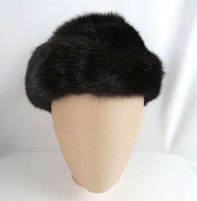 une photo d'un bonnet en fourrure noire posé sur une tête de mannequin