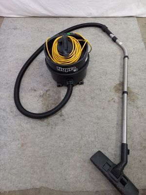 un aspirateur posé par terre à côté d'un autre aspirateur