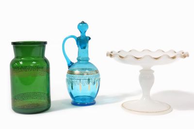 trois vases en verre de couleurs différentes posés sur une surface blanche