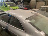 de nombreuses voitures garées les unes à côté des autres dans un garage