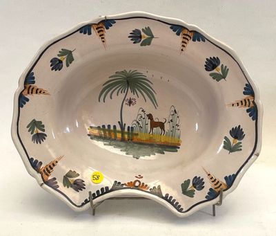 une assiette sur laquelle est représenté un palmier