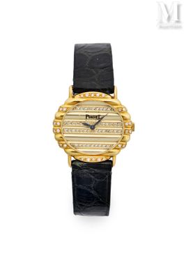 une photo d'une montre-bracelet pour femme avec un bracelet en cuir noir
