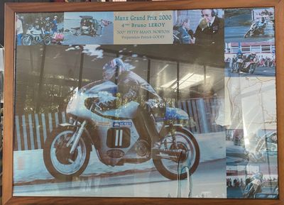 une photo d'un homme à moto dans la rue