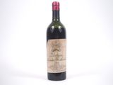 une image d'une bouteille de vin rouge sur fond blanc