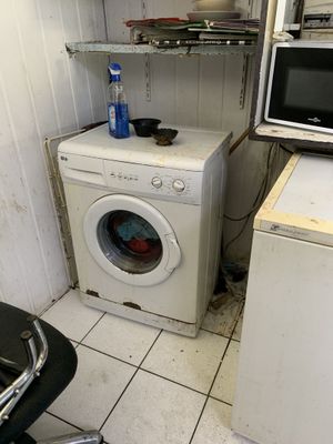un lave-linge et un sèche-linge dans une petite pièce