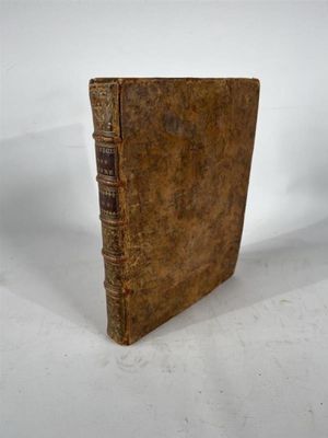 un vieux livre posé sur une surface blanche