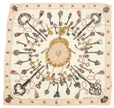 un gros plan sur un foulard carré orné de nombreuses clés