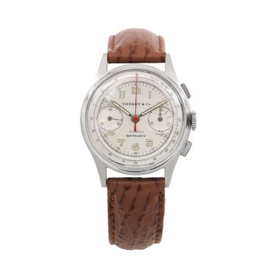 gros plan d'une montre sur fond blanc
