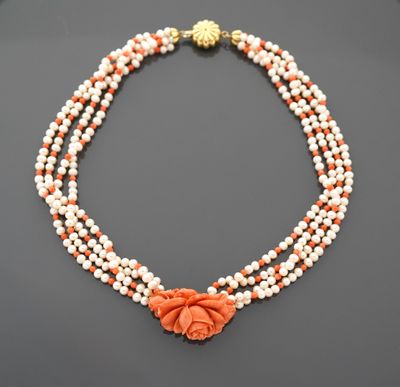 Très charmant et frais collier de quatre rangs de perles de …