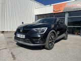 un SUV Volkswagen noir garé devant un immeuble