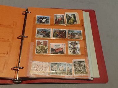 un classeur rouge sur lequel sont collés tout un tas de timbres