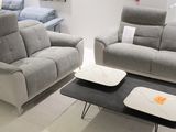 deux canapés et une causeuse dans un magasin
