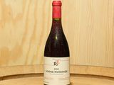 une bouteille de vin posée sur un tonneau