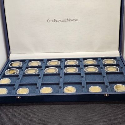 une boîte contenant des pièces d'or, posée par terre