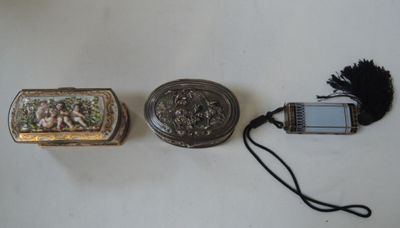 trois petites boîtes posées sur une table