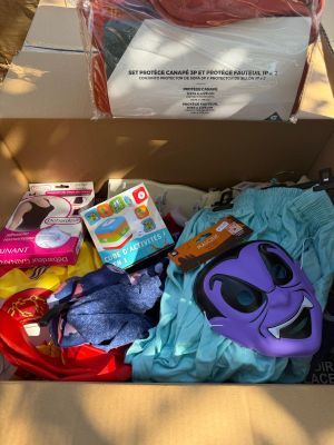 une boîte en carton remplie de jouets et d'autres objets