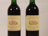 deux bouteilles de vin rouge posées l'une à côté de l'autre sur une table