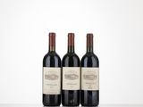 trois bouteilles de vin posées sur une table l'une à côté de l'autre