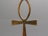 pendentif ankht en or avec une croix égyptienne, monté sur une chaîne