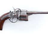 un vieux revolver avec un manche en bois sur fond blanc
