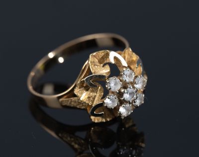 gros plan d'une bague en or et diamants sur une surface noire