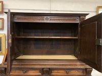 Buffet deux-corps à retrait en noyer, mouluré et sculpté, ou… (photo 5)