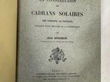 un livre ouvert dont la couverture représente un bâtiment