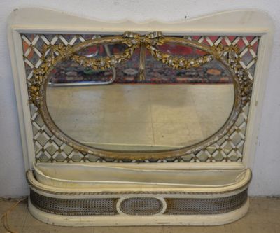 un miroir posé sur une table