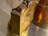 un objet métallique posé sur une table