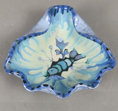 un bol bleu et blanc orné d'un papillon