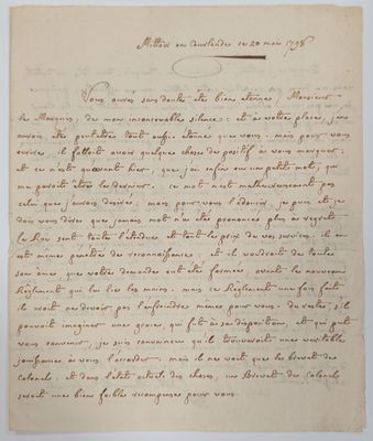 lettre manuscrite écrite à l'encre noire sur une feuille de papier