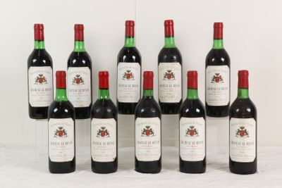 six bouteilles de vin sont alignées sur une table