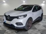 la voiture blanche est garée sur un sol en damier dans le garage
