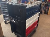 une image d'un établi dans un garage avec des outils