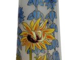 un vase en verre orné d'un motif de tournesol