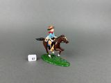 figurine représentant un homme à cheval, coiffé d'un chapeau