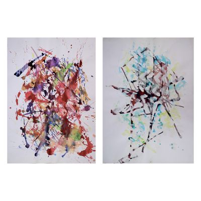 Deux tableaux de couleurs différentes sont représentés sur une surface blanche.