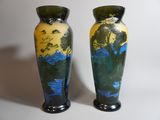 deux vases posés sur une surface blanche