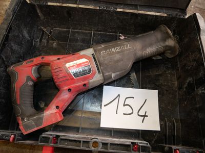 une perceuse sans fil dans une boîte sur laquelle est apposée une étiquette de prix