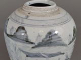 un vase blanc orné d'un motif bleu et blanc