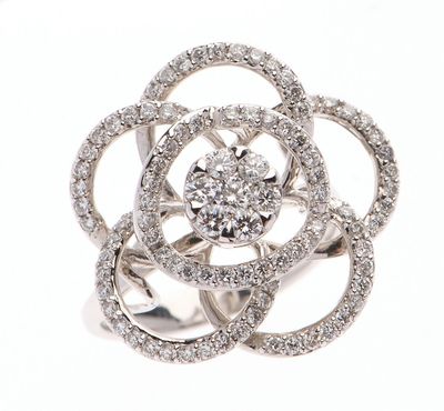 BAGUE en or gris 750 °/°° en forme de fleur ajourée pavée de…