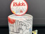 un gâteau sur lequel est représentée une ville