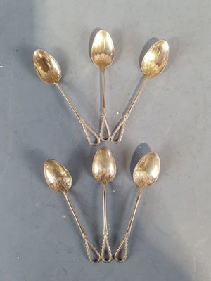 cinq cuillères posées sur une table